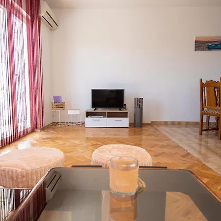 Apartment Ivana 2 *